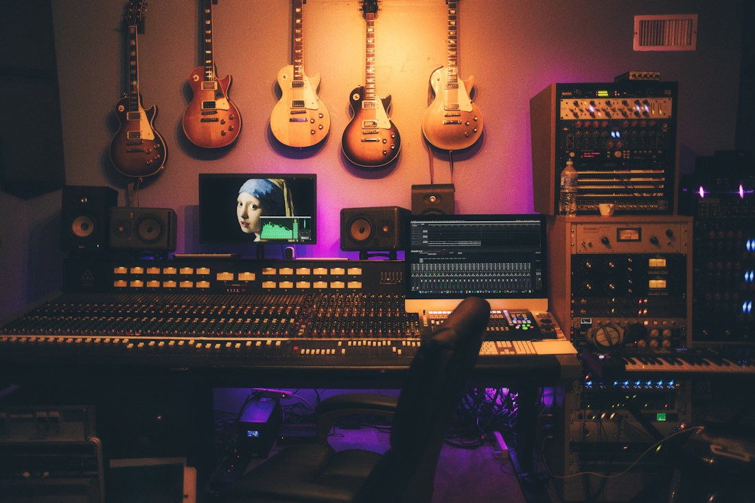 Estudio de sonido con mesa de mezclas e instrumentos